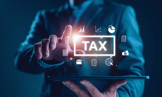 An infographic with key tax filing tips to optimize small business tax processes